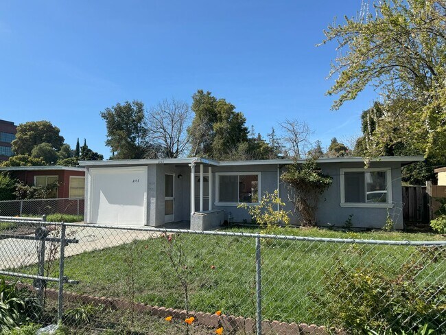 Building Photo - Charming 2 Bedroom home with large park li...