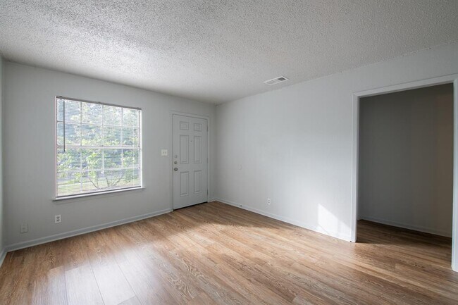 Foto del edificio - 5900 Glen Meadow Dr