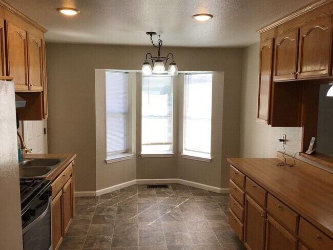 Building Photo - 3 Bedroom 2 Bath House Now Available! All ...