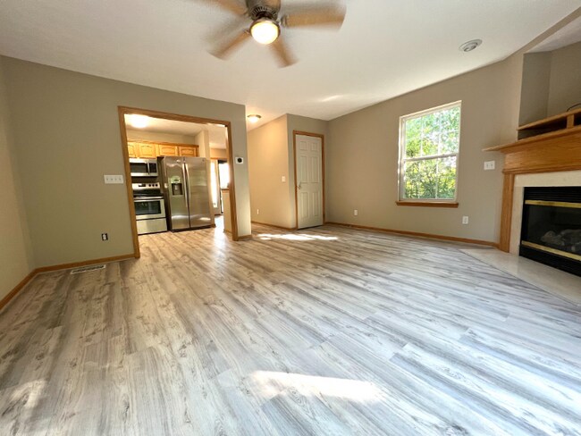 Building Photo - 580 Birch Hill Dr