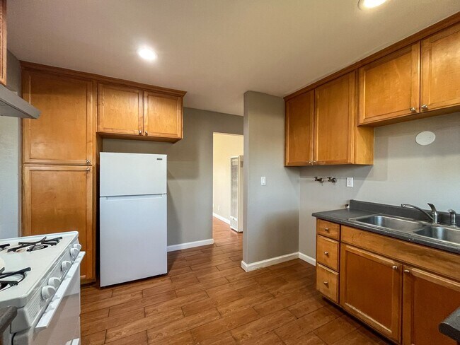 Building Photo - 11303 S Lemoli Ave