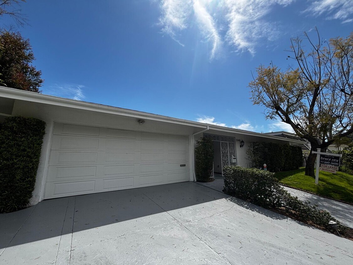 Foto principal - Los Feliz Hills 4 Bed/4 Bath Home Availabl...
