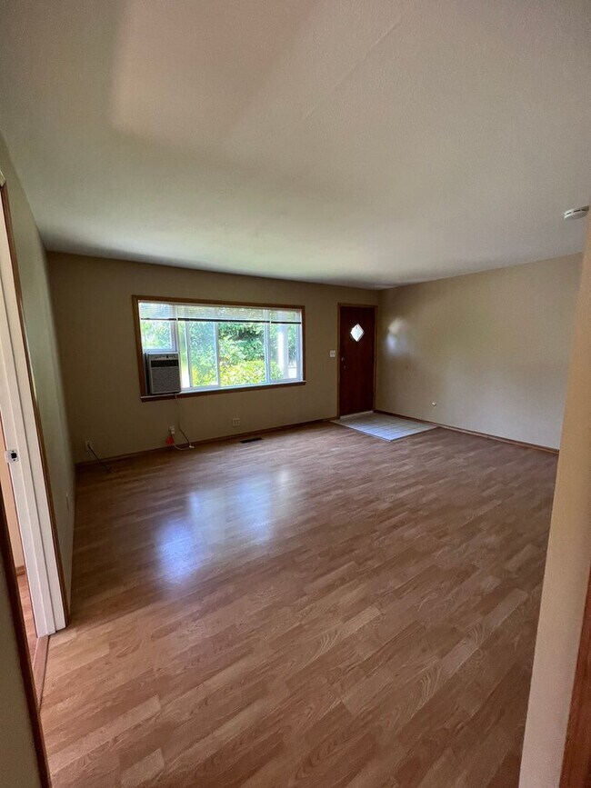 Building Photo - 2 Bd 1 Ba Duplex with fenced yard in Beaut...