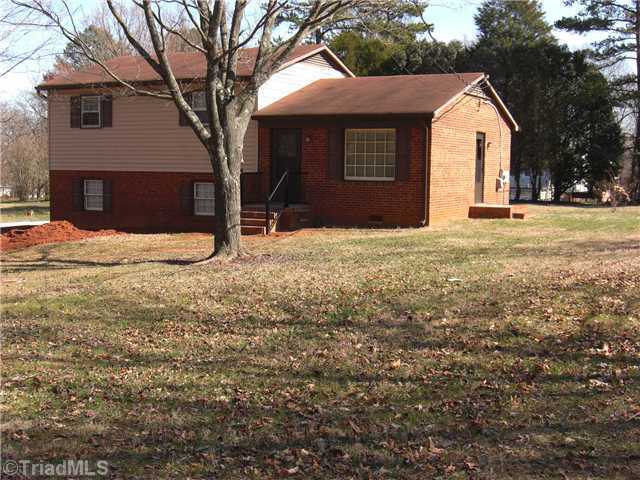 Foto del edificio - 3 Bed 1.5 Bath w/ 1 car Garage
