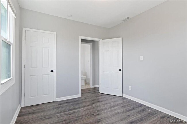 Building Photo - 9340 Moffat Ave
