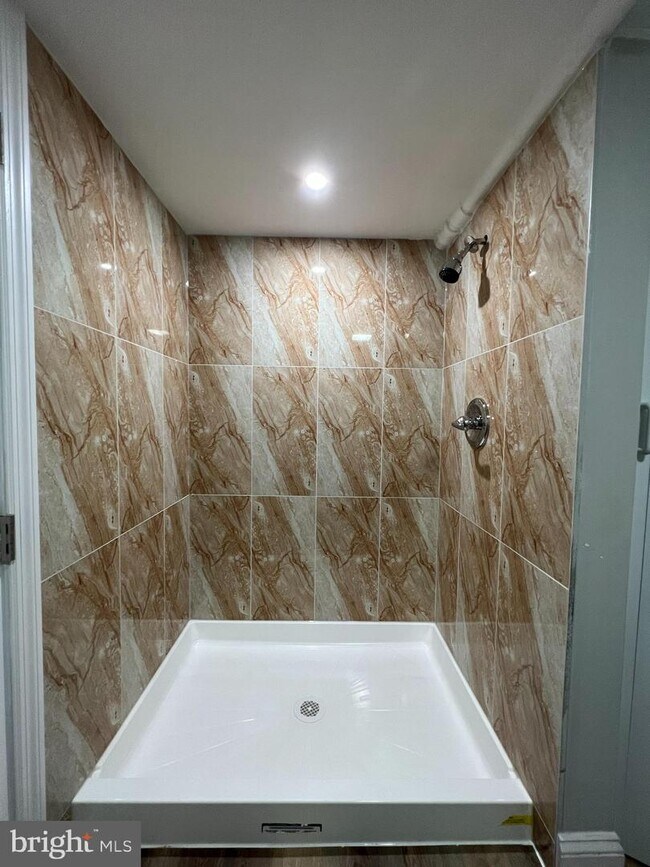 Building Photo - 138 W Sharpnack St