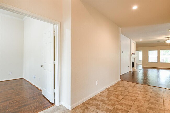 Building Photo - 2318 Appian Way