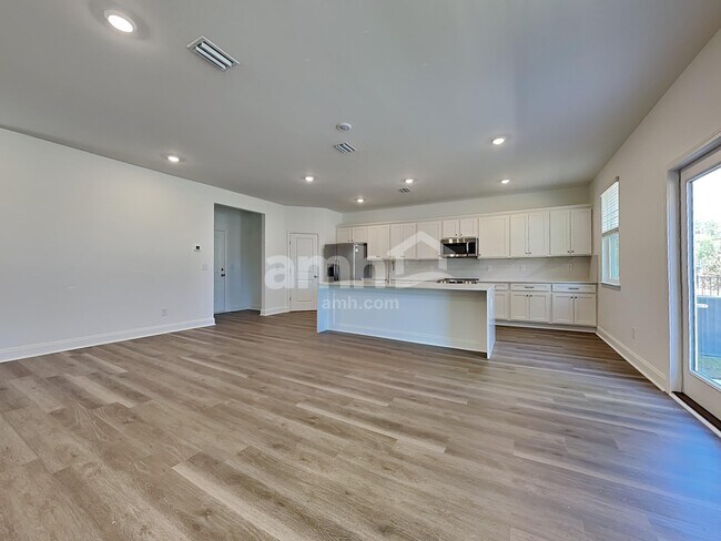 Building Photo - 543 Armstrong Curv