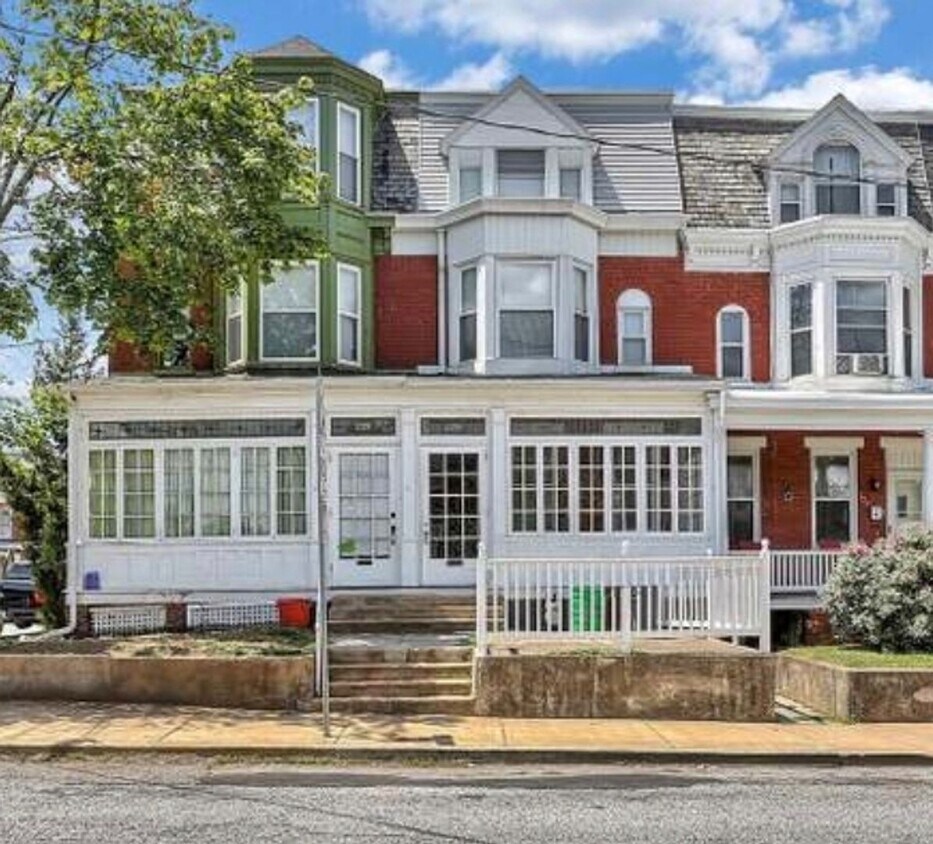 Primary Photo - 224 S Hawthorne St