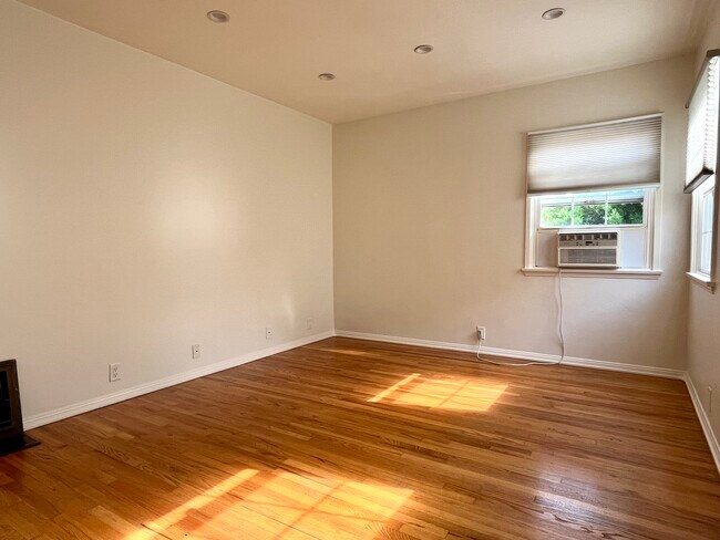 Sala de estar - 2938 Rowena Ave
