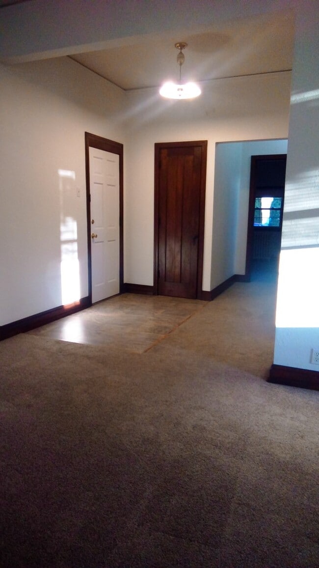 Entryway - 27 State N St