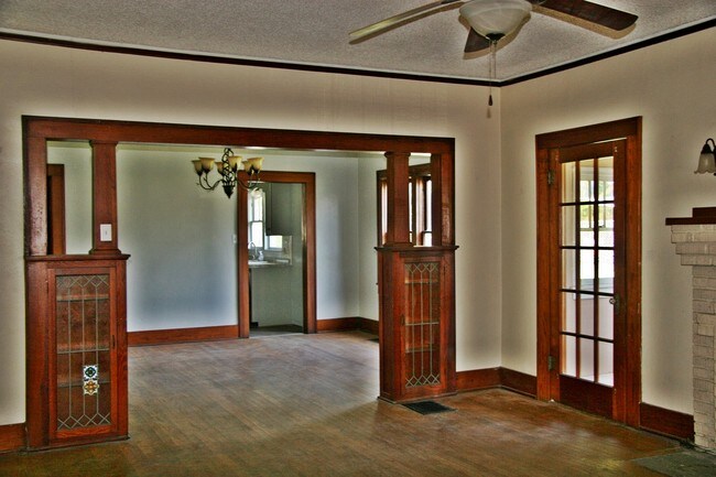 Sala de estar y área de comedor - 210 N Pine St