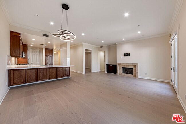 Foto del edificio - 143 N Arnaz Dr