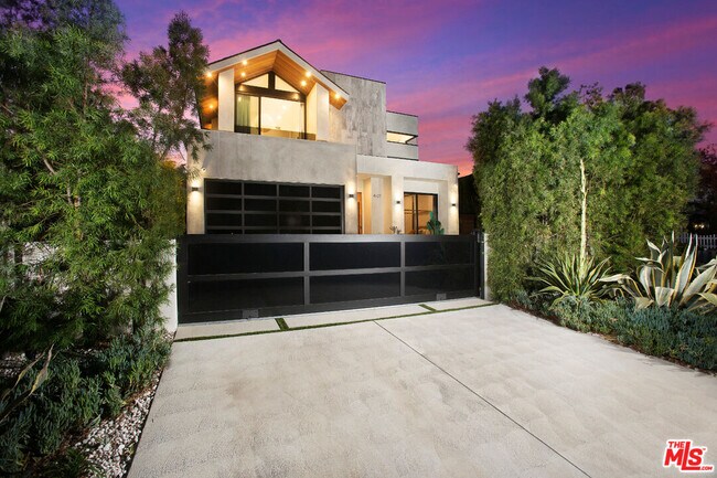 Building Photo - 4527 Simpson Ave