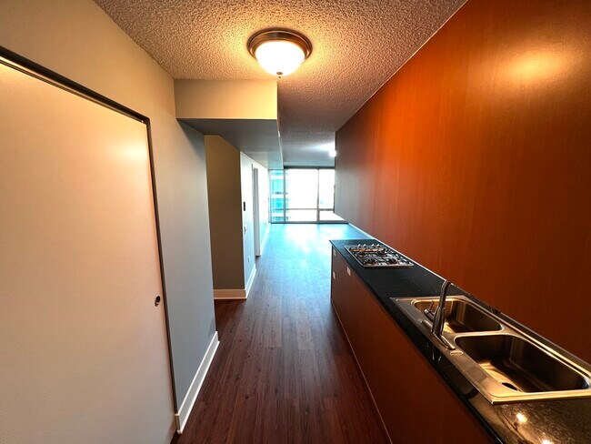 Foto del edificio - 9655 Woods Dr