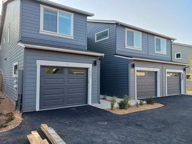 Foto del edificio - Brand New 3 Bedroom, 2 Bath Townhouse