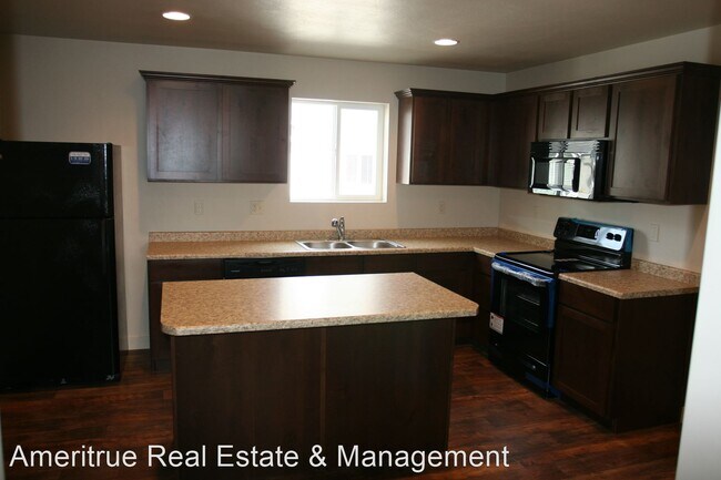Foto del edificio - 3 br, 2.5 bath House - 223 N 680 E