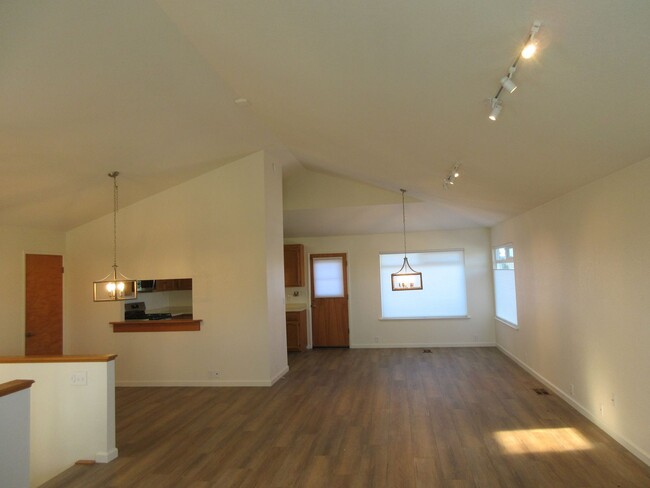 Building Photo - 3 Bedroom 2.5 Bath House in Los Osos