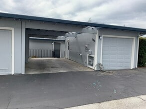 Building Photo - 167 Holiday Hills Dr