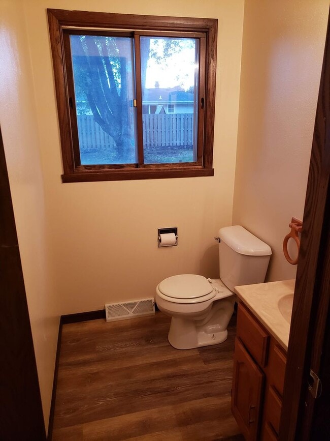 Building Photo - Beautiful 3 bedroom 2 bath Single Family H...