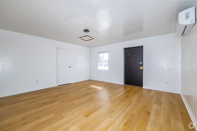 1BR, 1BA - 950SF - Primary Bedroom - 139 East Clifton Ave