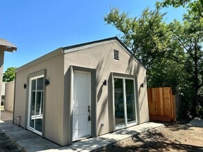 Building Photo - 2433 Creekhollow Ln