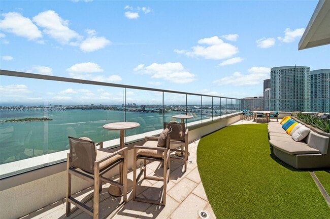 Foto del edificio - 2150 N Bayshore Dr