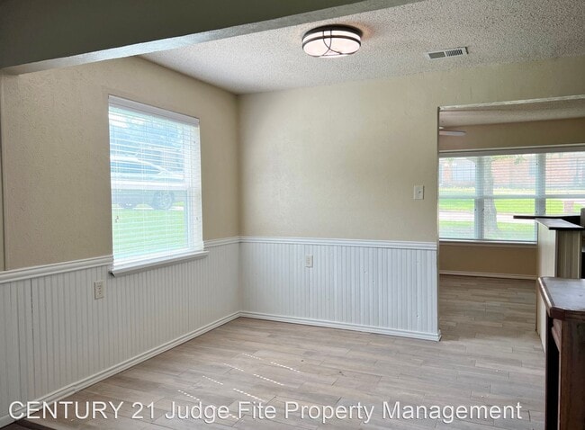 Building Photo - 4 br, 2 bath House - 508 Trail Lake Place