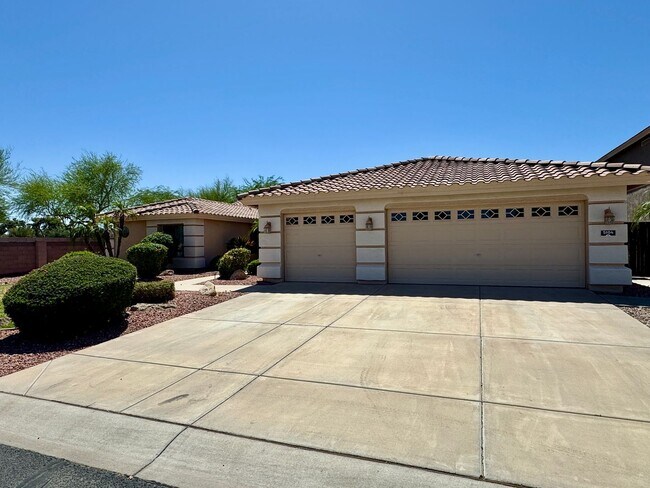 Foto del edificio - Grand 5 Bedroom, 3.5 Bathroom Home in Litc...