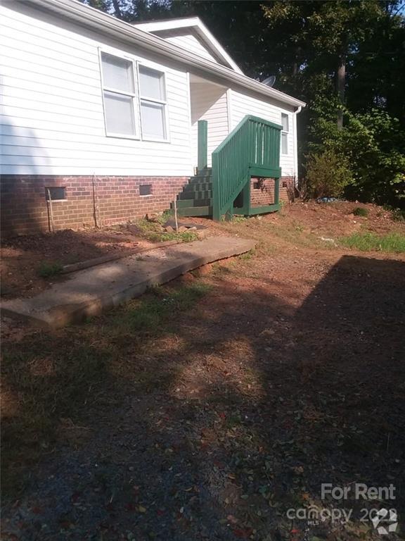 Building Photo - 630 Pine Lake Dr