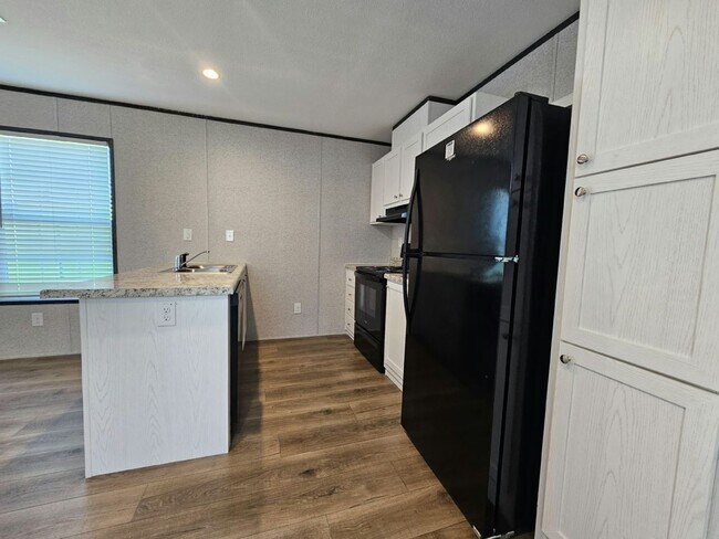 Building Photo - 519 Suwanee Dr