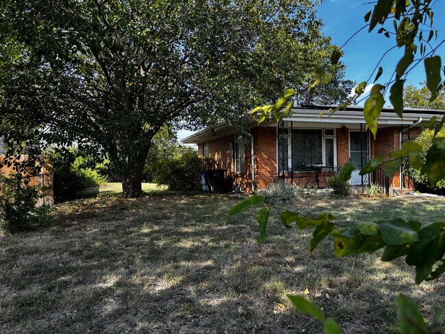 Foto del edificio - 5000 Montrose Dr
