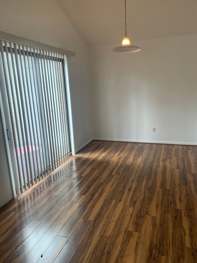 Building Photo - Two Bedroom one bathroom second floor condo