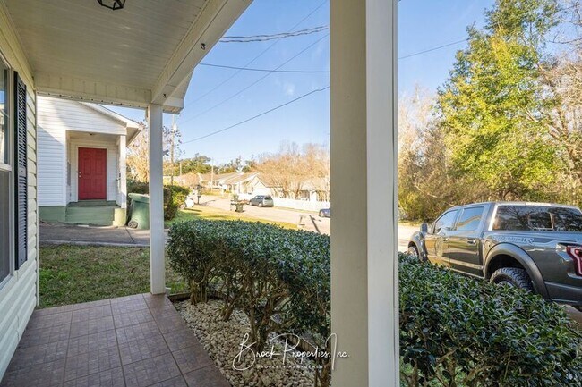 Building Photo - 3405 Riverside Dr