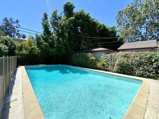 Building Photo - 2+2 Charming House with Pool Located in th...