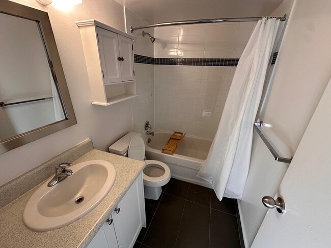 Photo du bâtiment - 411 Duplex Ave