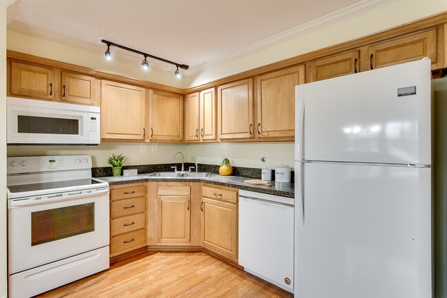 Kitchen - 9400 Aylesbury Dr