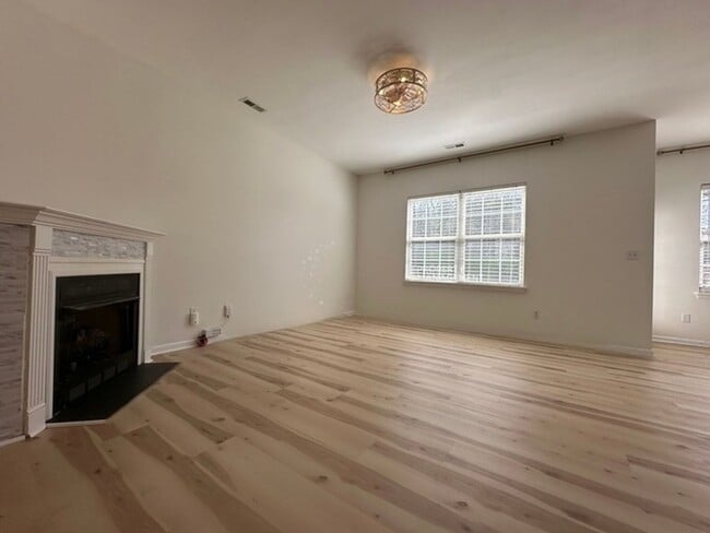 Building Photo - Beautifully Updated 2/2.5 Home in Desirabl...