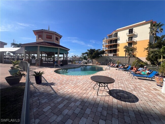 Foto del edificio - 5781 Cape Harbour Dr