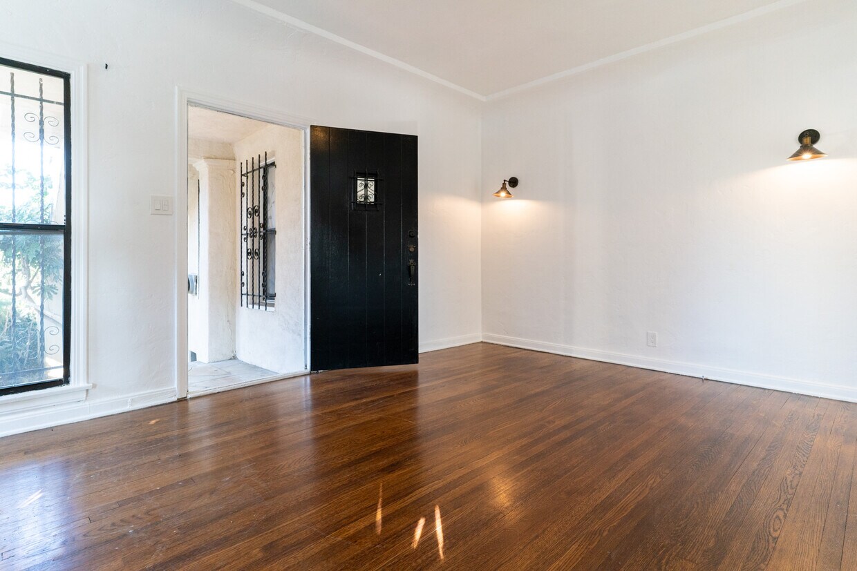 Foto principal - 5942 Willoughby Ave