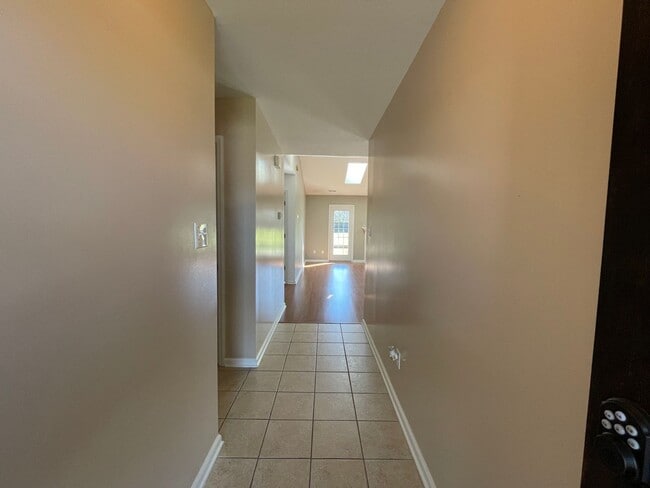 Building Photo - Absolutely Adorable!