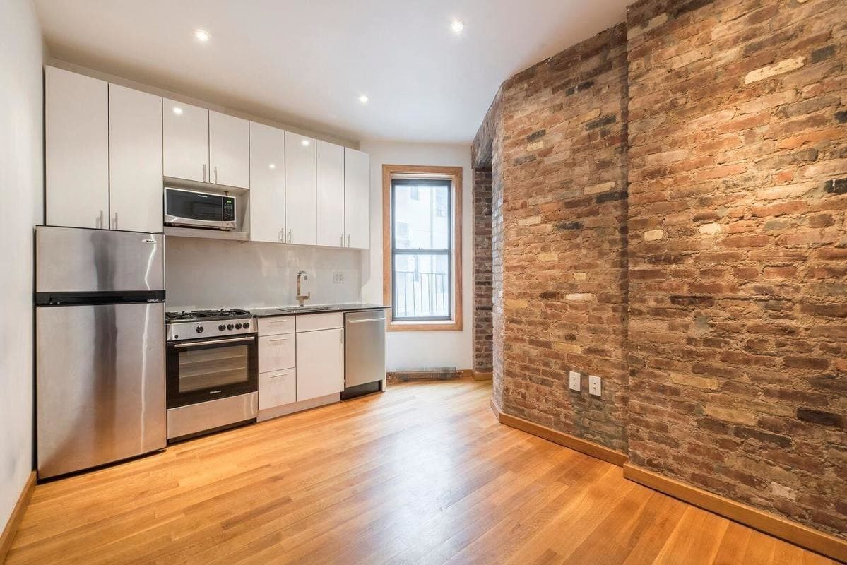 Primary Photo - 68 Thompson St
