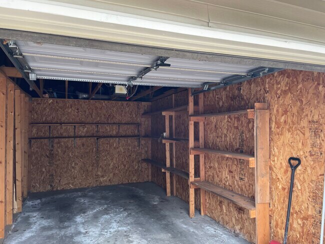 Building Photo - 1412 W Clear Water Cir