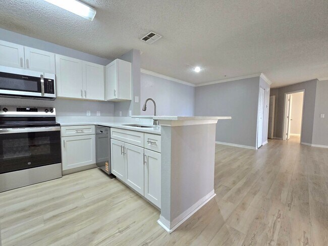 Building Photo - Beautiful 2BR/2BA Condo in Sunset Lakes – Lake & Tree Views!