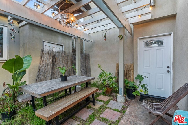 Foto del edificio - 4183 Commonwealth Ave