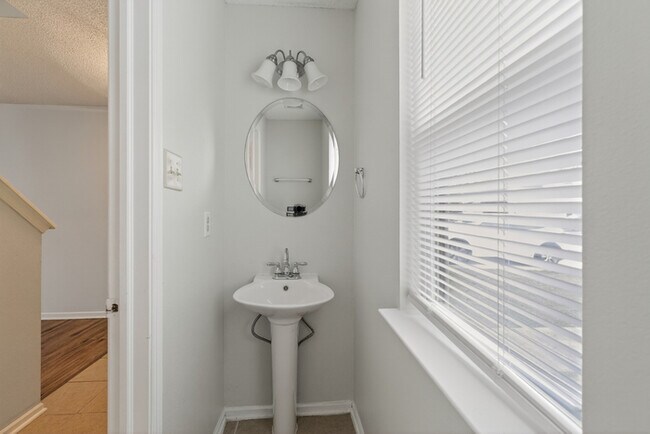 Foto del edificio - Spacious 3-Bed Home with Fenced Yard in Cameron Meadows