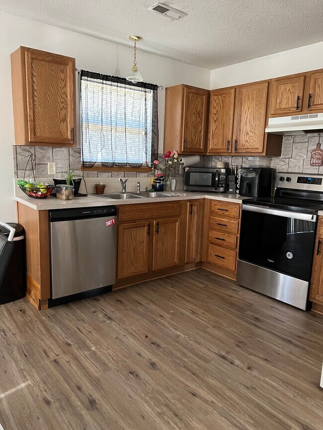 Spacious Kitchen - 2402 E Conquest St