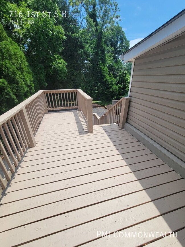 Building Photo - 2 Bed / 1 Bath Duplex (Upper Unit - Availa...