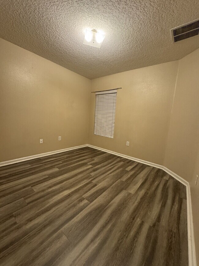 Foto del edificio - 2 Bed, 2 Bath Condo in Gated Community wit...