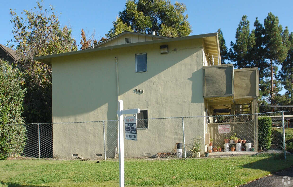 Foto del edificio - 795 Carmel Ave